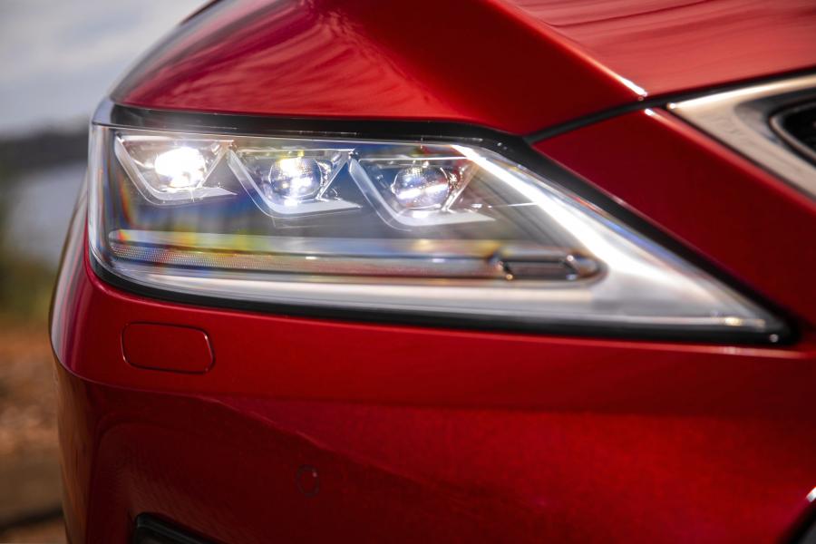 Детали экстерьера Lexus RX350 F-Sport 2019 года  (NA) (фото 23 из 38)